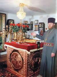 Престол, подаренный Епископом Онуфрием	развивающемуся Храму в день престольного праздника Святого Сергия Радонежского